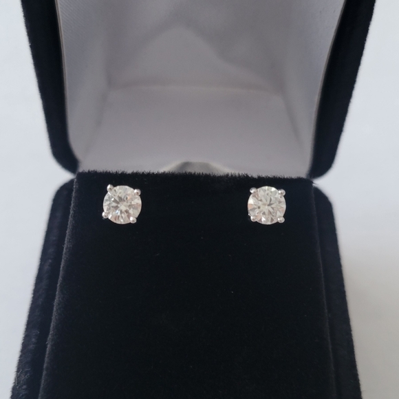 Elegant 1ct Certified Moissanite Silver Stud Earrings - Picture 4 of 9